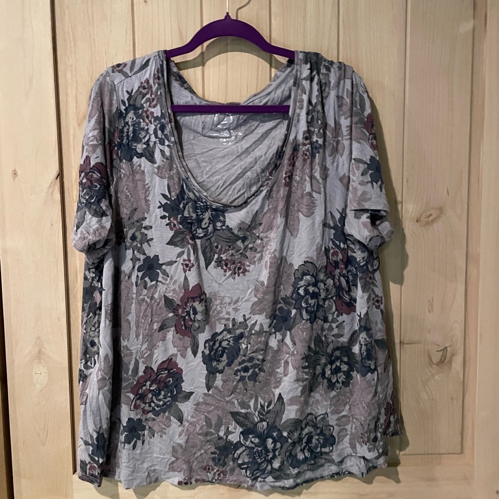 Maurice’s 2X SS flowered tee. Beautiful mauve color. EUC. Super soft. Scoop neck